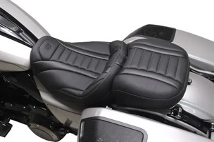MUSTANG SEAT DELUXE TOURING - FLHX/FLR KOD: 08011674