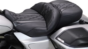 MUSTANG SEAT SUPER TOURING 2UP - CVO 2 KOD: 08012127