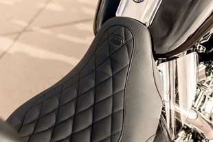 MUSTANG SEAT WIDE TRIPPER SOLO - FL 08 KOD: 08101927