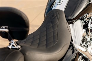 MUSTANG SEAT WIDE TRIPPER SOLO - FL 08 KOD: 08101927