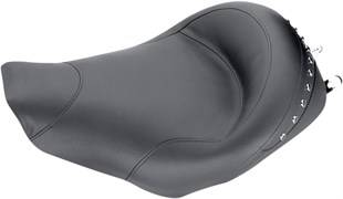 MUSTANG SOLO W/BLK STUD 97-07FLHR KOD: DS905556