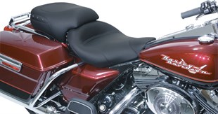 MUSTANG SOLO W/BLK STUD 97-07FLHR KOD: DS905556