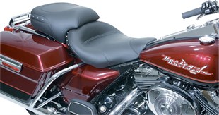 MUSTANG SOLO W/BLK STUD 97-07FLHR KOD: DS905556