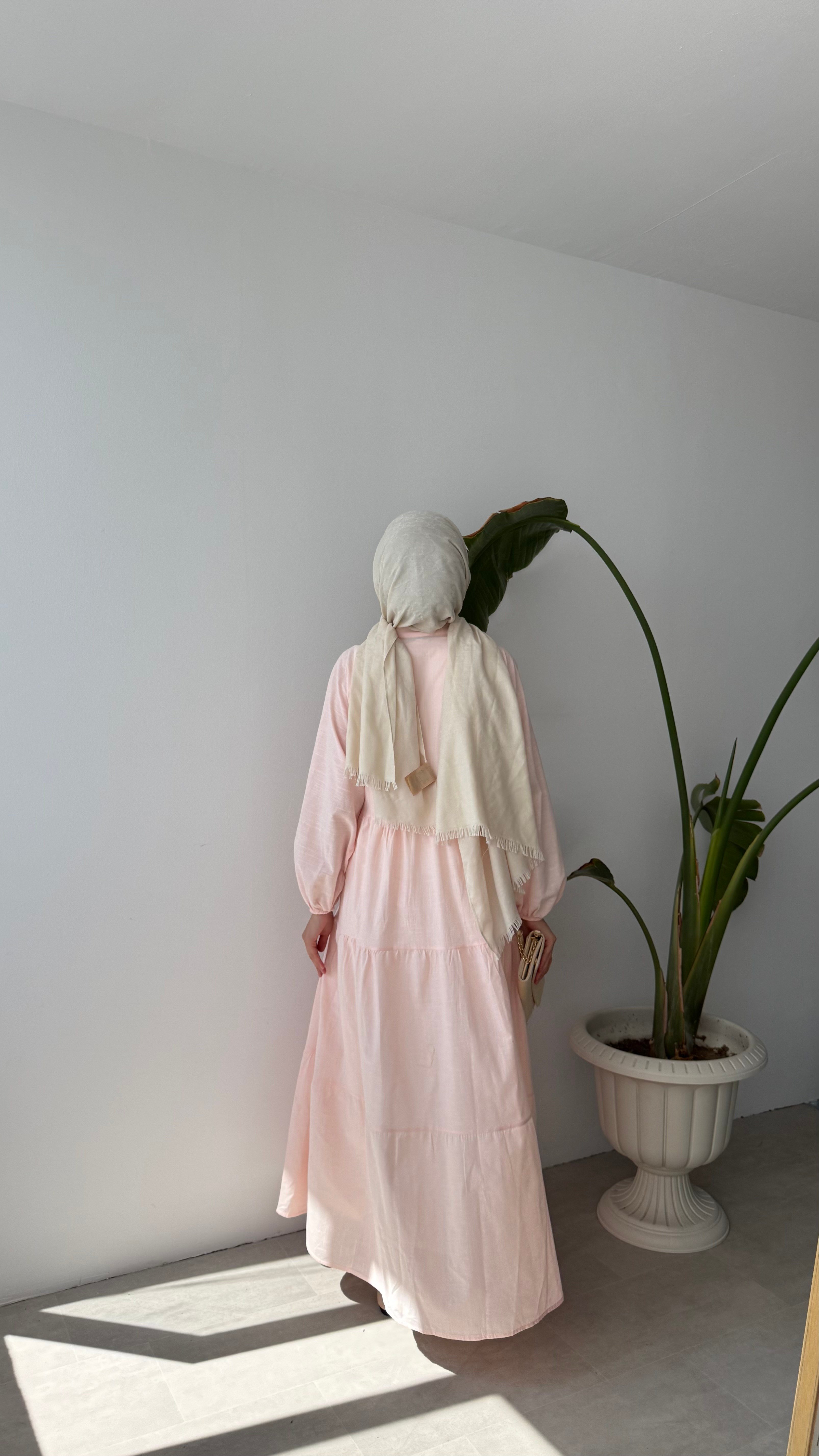 KAT DETAYLI BÜZGÜLÜ ELBİSE - PEMBE