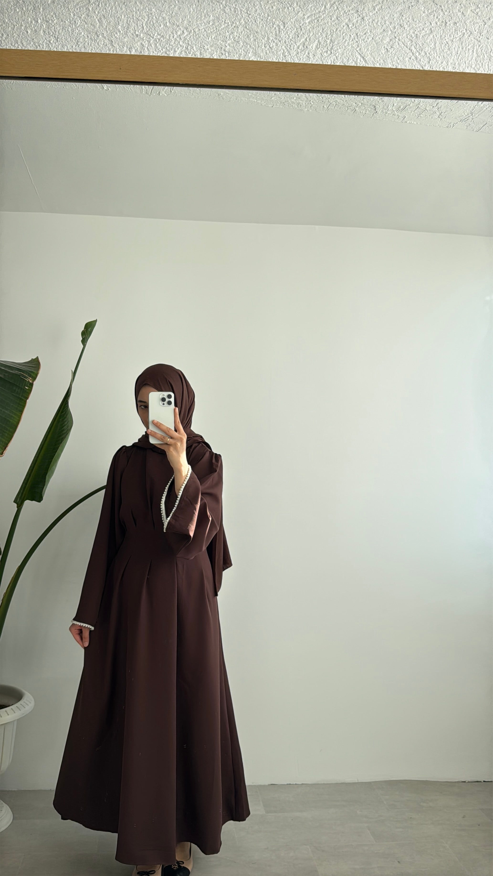VANESA İNCİ DETAYLI ELBİSE - KAHVE