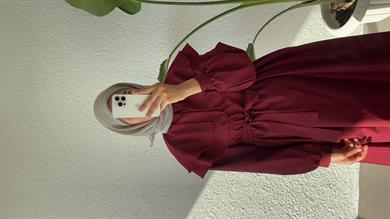 BRODE ŞERİT DETAY ELBİSE - BORDO (kemersizdir)