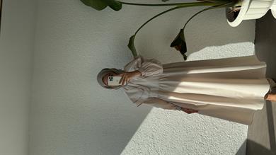 BRODE ŞERİT DETAY ELBİSE - TAŞ