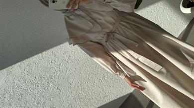 BRODE ŞERİT DETAY ELBİSE - TAŞ