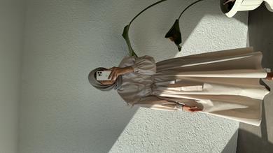 BRODE ŞERİT DETAY ELBİSE - TAŞ