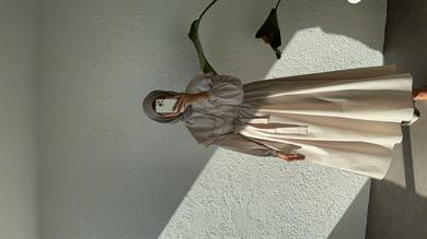 BRODE ŞERİT DETAY ELBİSE - TAŞ