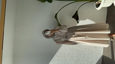 BRODE ŞERİT DETAY ELBİSE - TAŞ