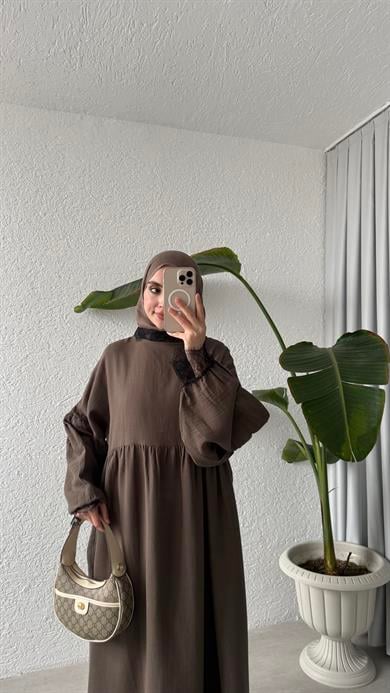 DANTEL DETAYLI MÜSLİN ELBİSE - KAHVE