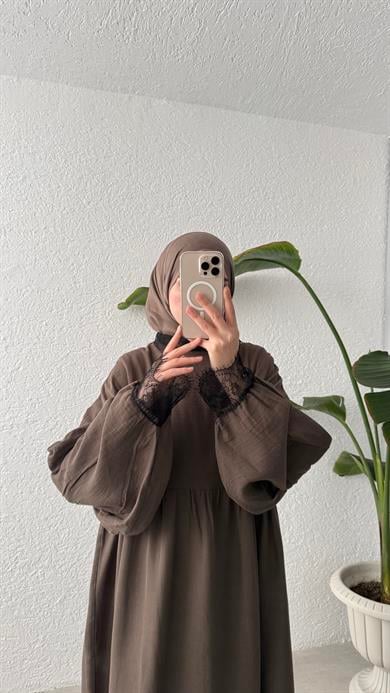 DANTEL DETAYLI MÜSLİN ELBİSE - KAHVE