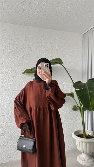 DANTEL DETAYLI MÜSLİN ELBİSE - KİREMİT 