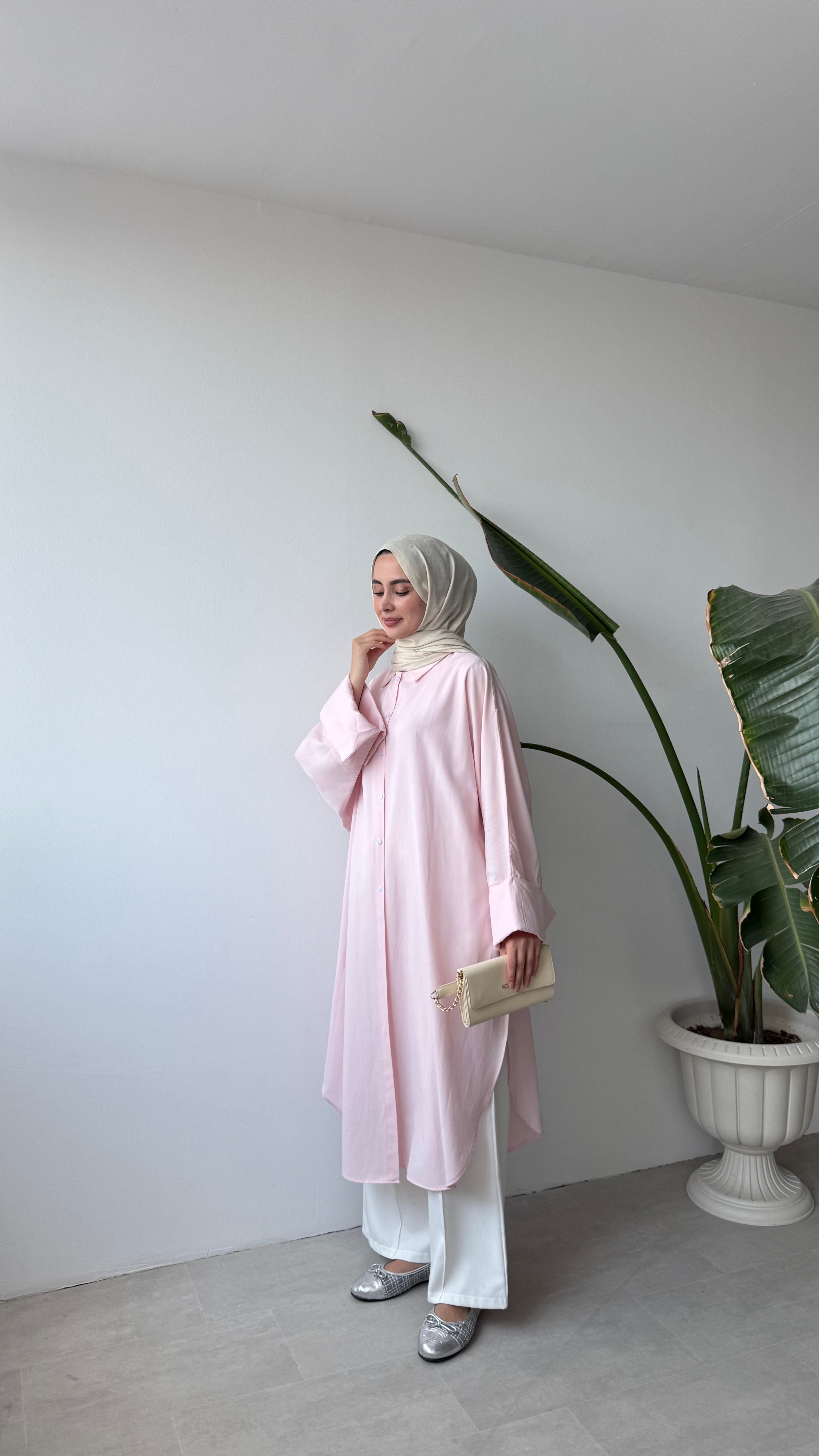 YAN YIRTMAÇLI UZUN GÖMLEK - PEMBE