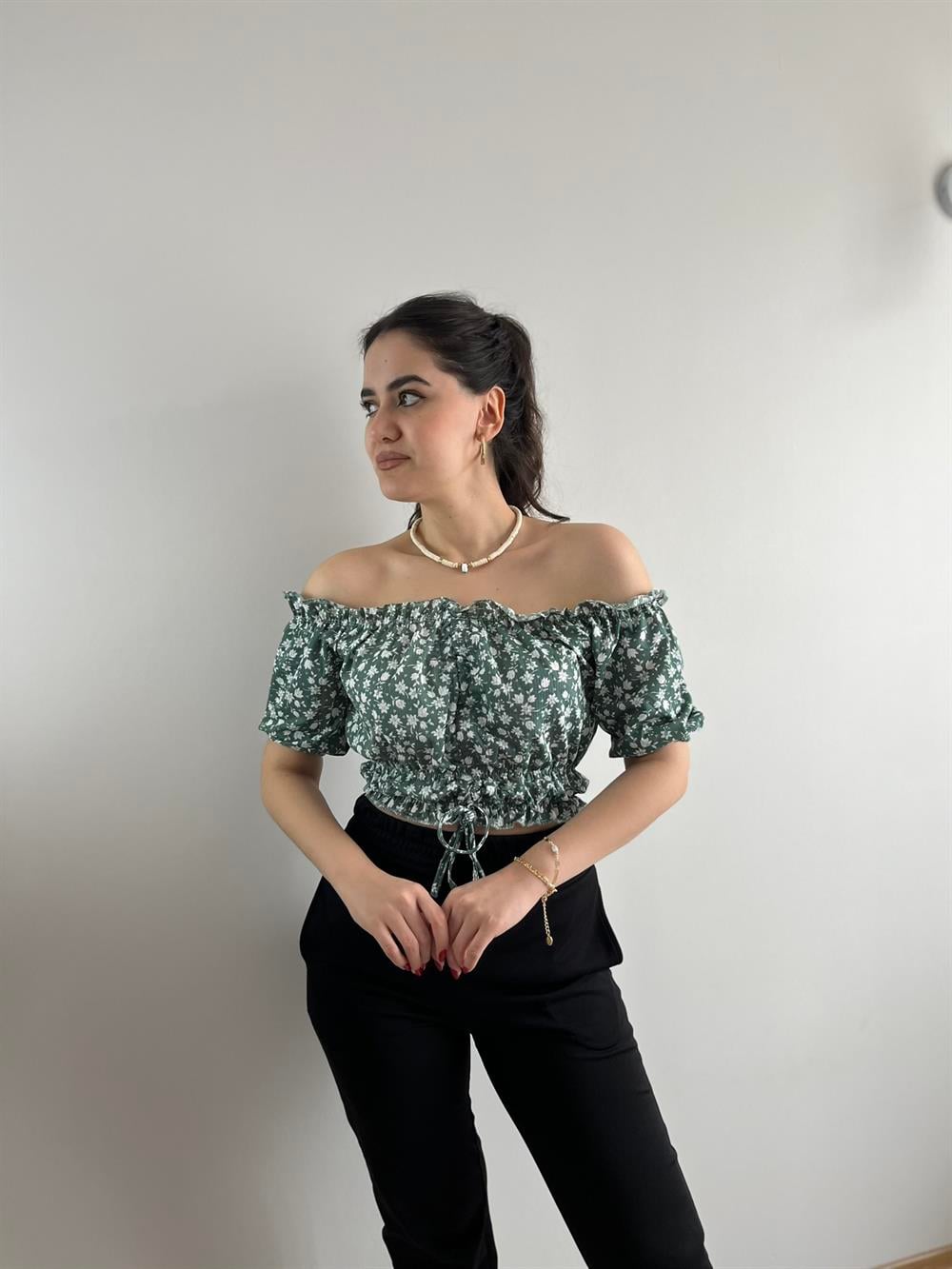 BÜZGÜLÜ MİNT CROP BLUZ