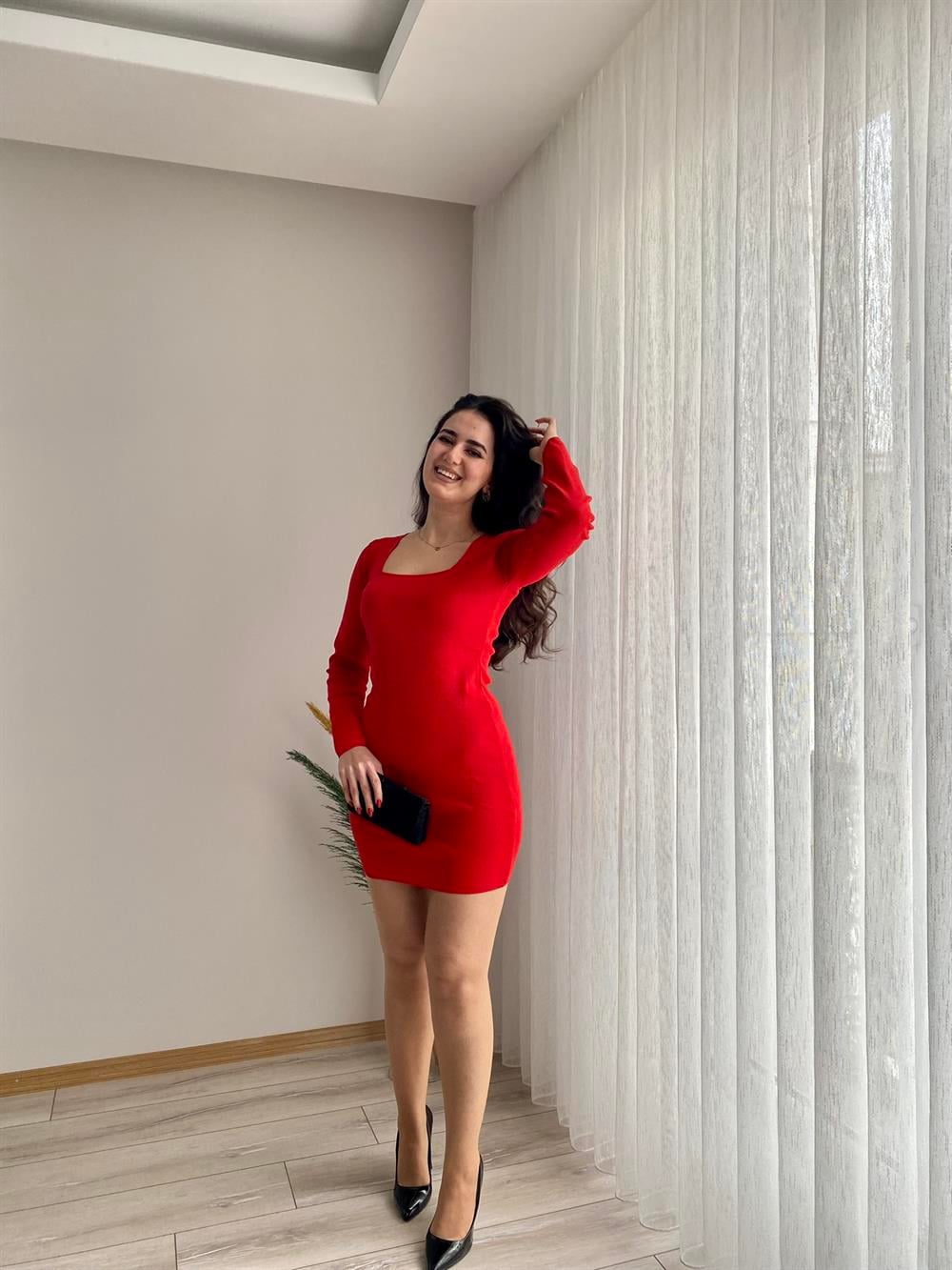 KIRMIZI TRİKO ELBİSE 
