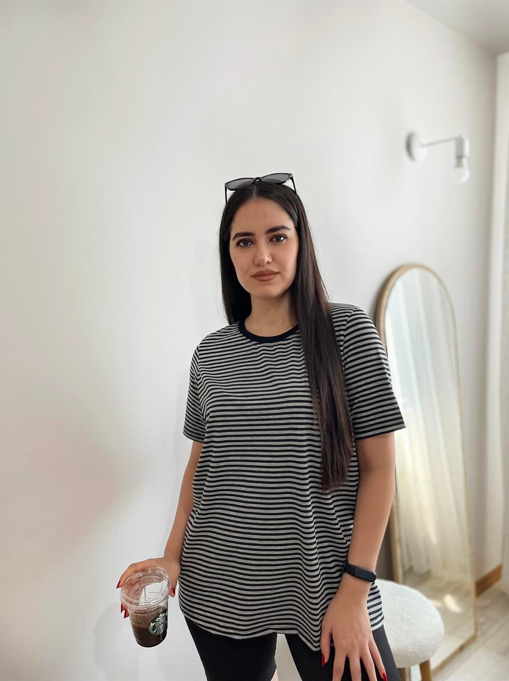 SIFIR YAKA ÇİZGİLİ T-SHIRT