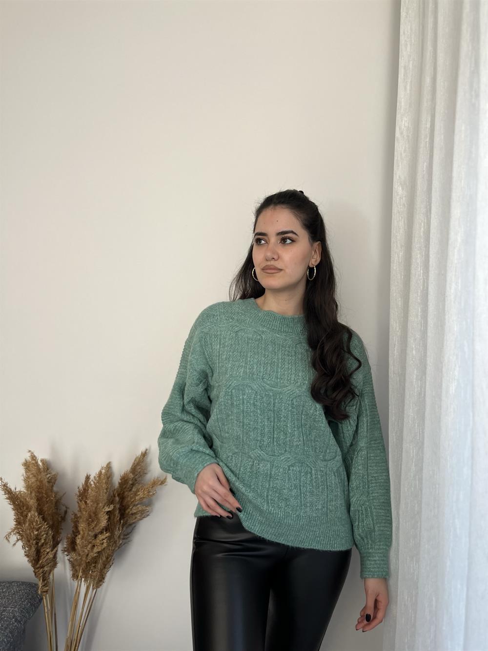 YEŞİL SIRT DETAYLI KAZAK