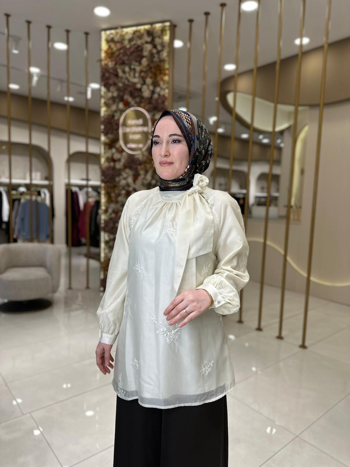 2410 Yaka Flarlı Nakış İşlemeli Tunik