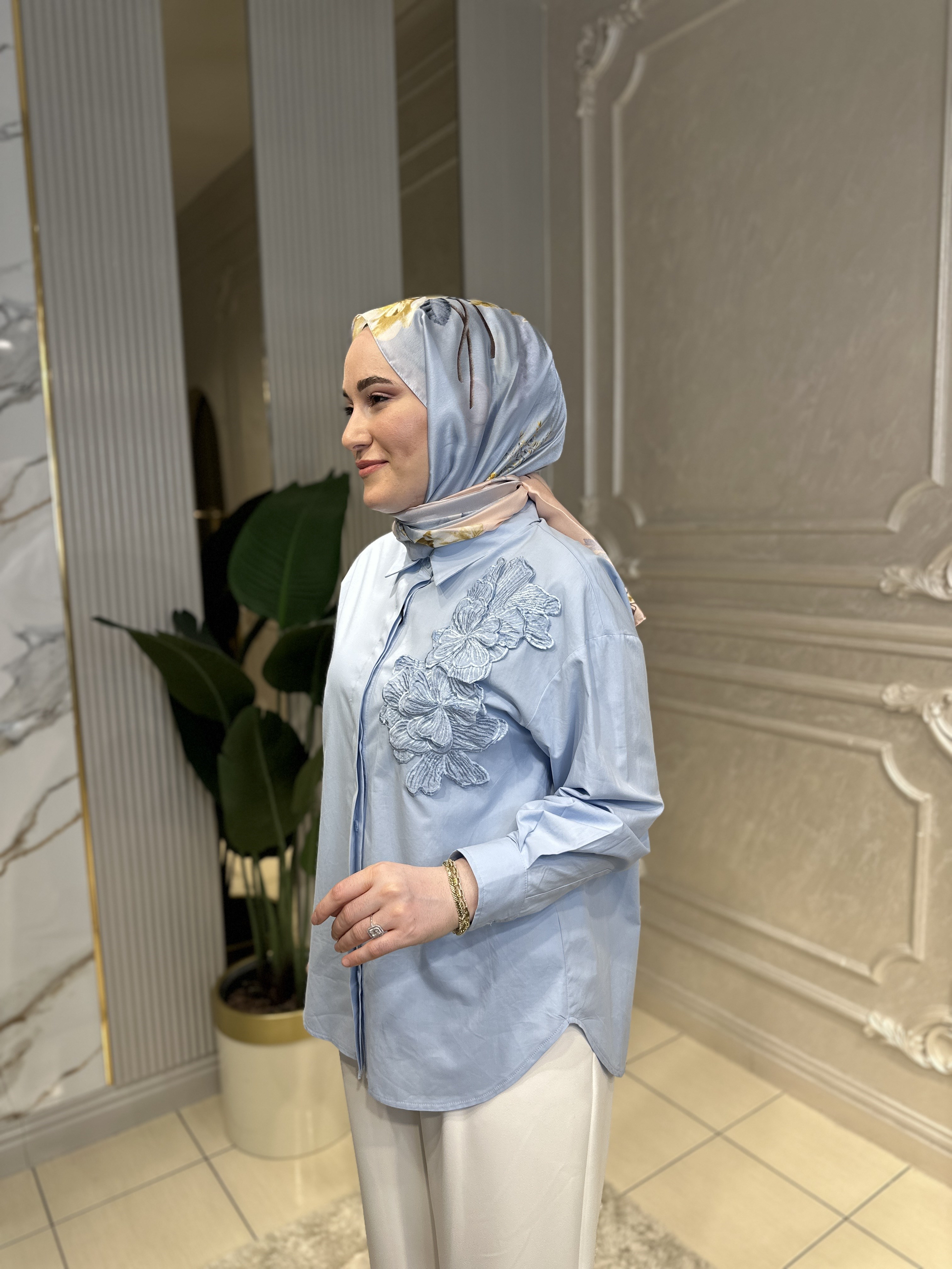 21069 Kabartma Çiçek Detaylı Gömlek