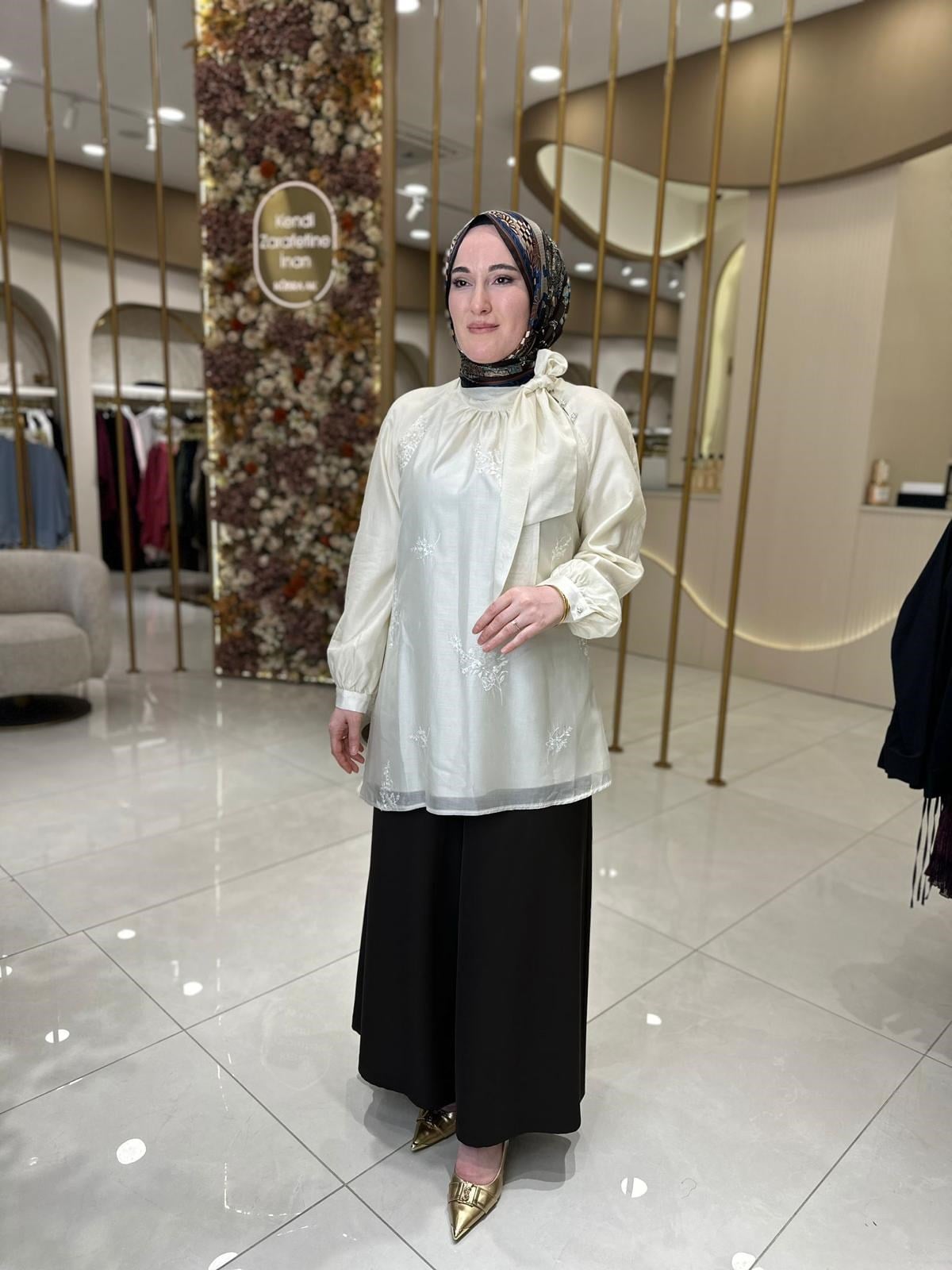 2410 Yaka Flarlı Nakış İşlemeli Tunik