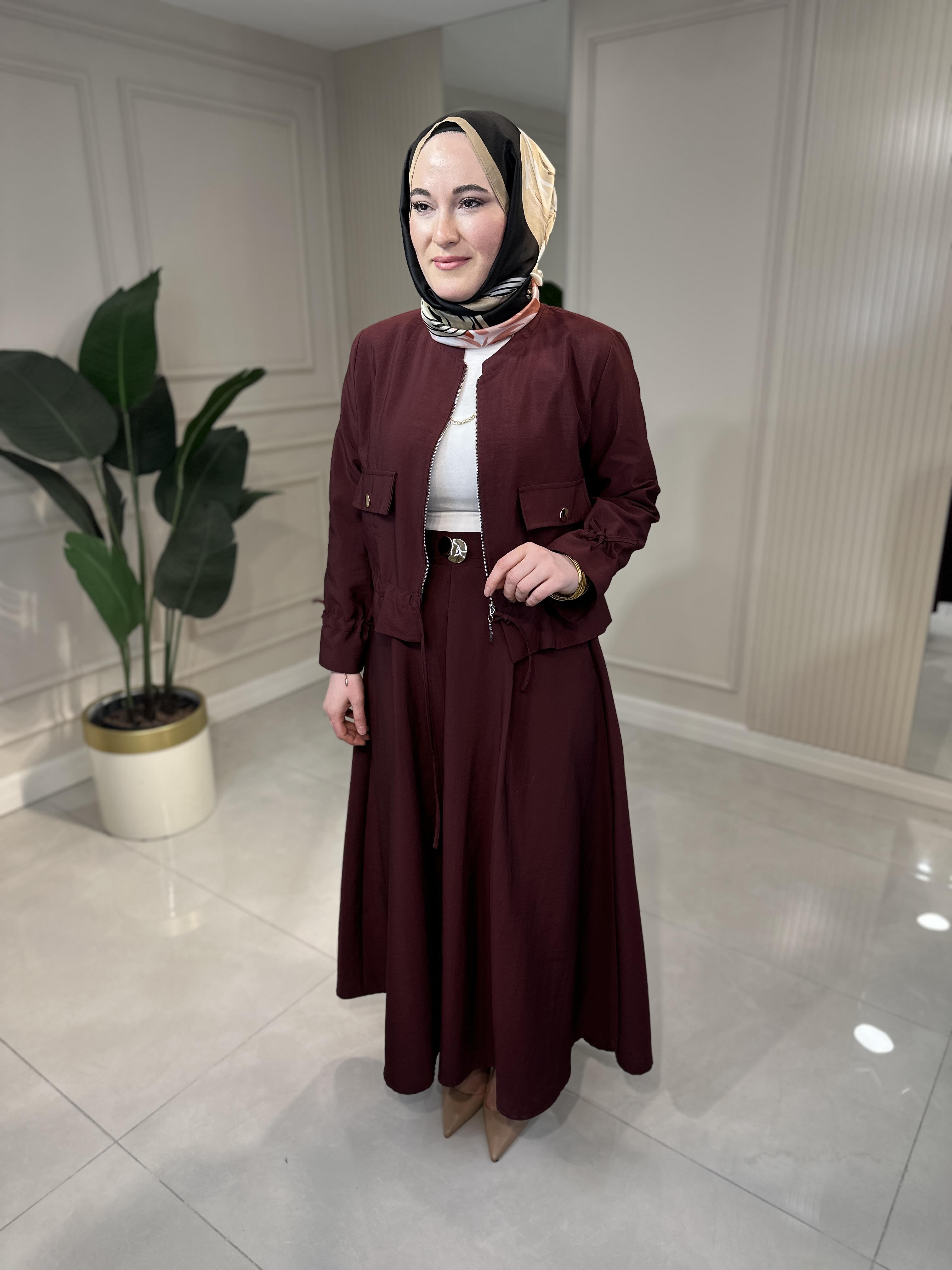 6950 Eteği Toka Detaylı Kısa Ceketli Takım