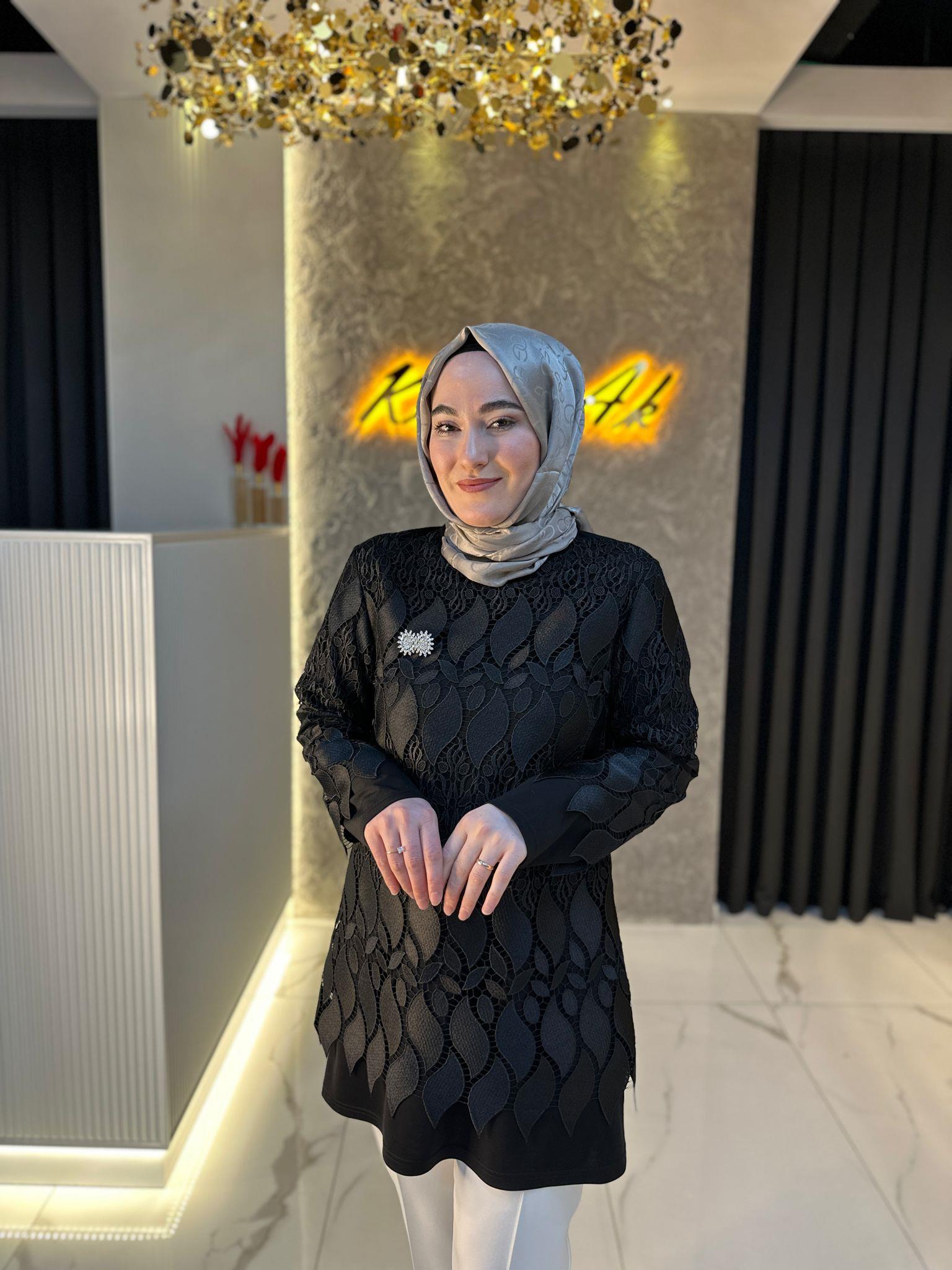 Ak1325 Güpür Broşlu Tunik