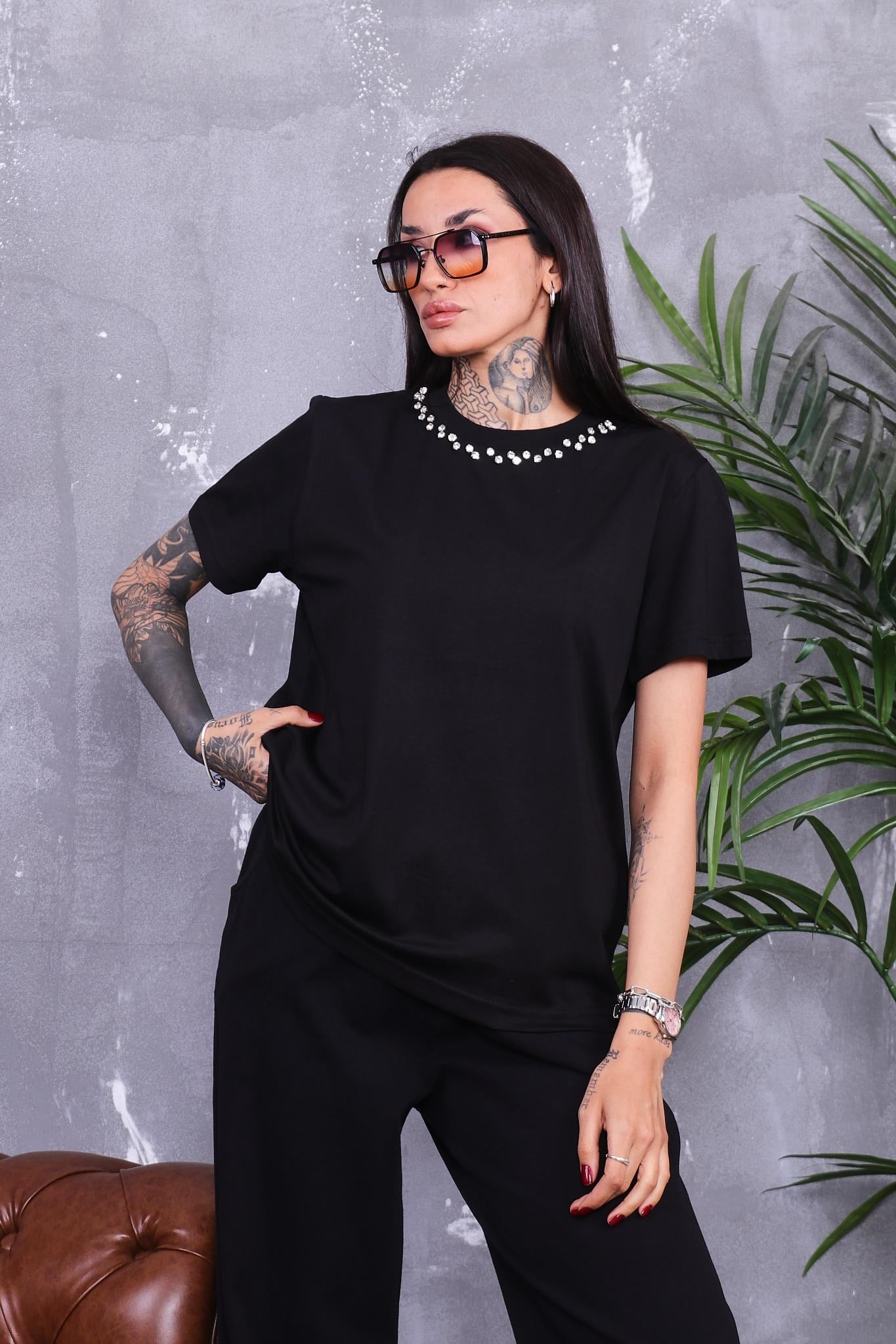 Yakası Taş Çakımlı Pamuklu Basıc T-shirt