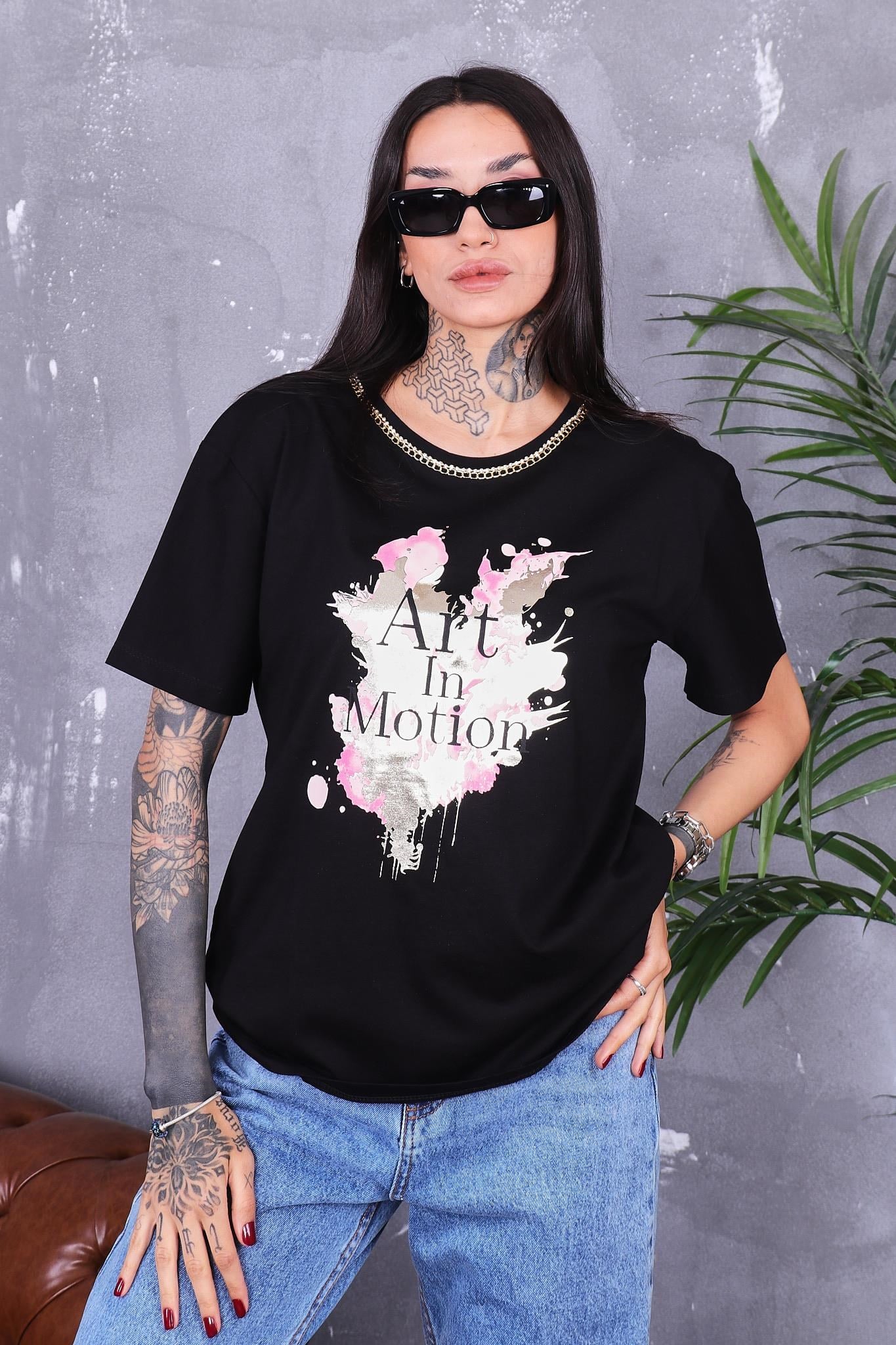Yakası Zincir Detaylı Parlak Baskılı Tshirt