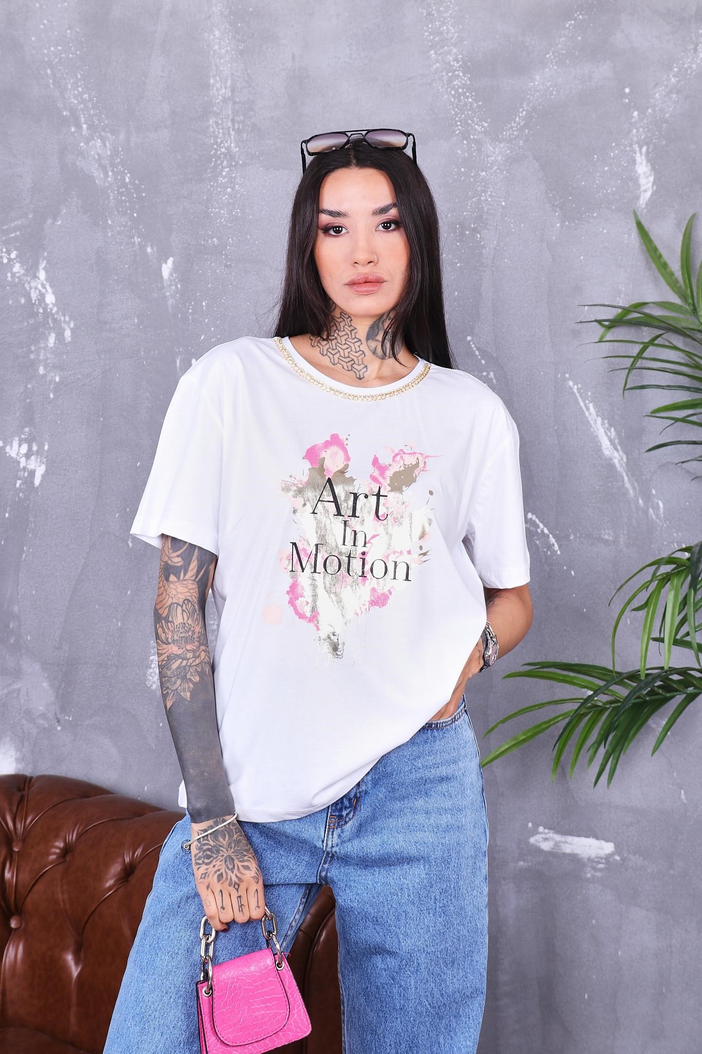 Yakası Zincir Detaylı Parlak Baskılı Tshirt