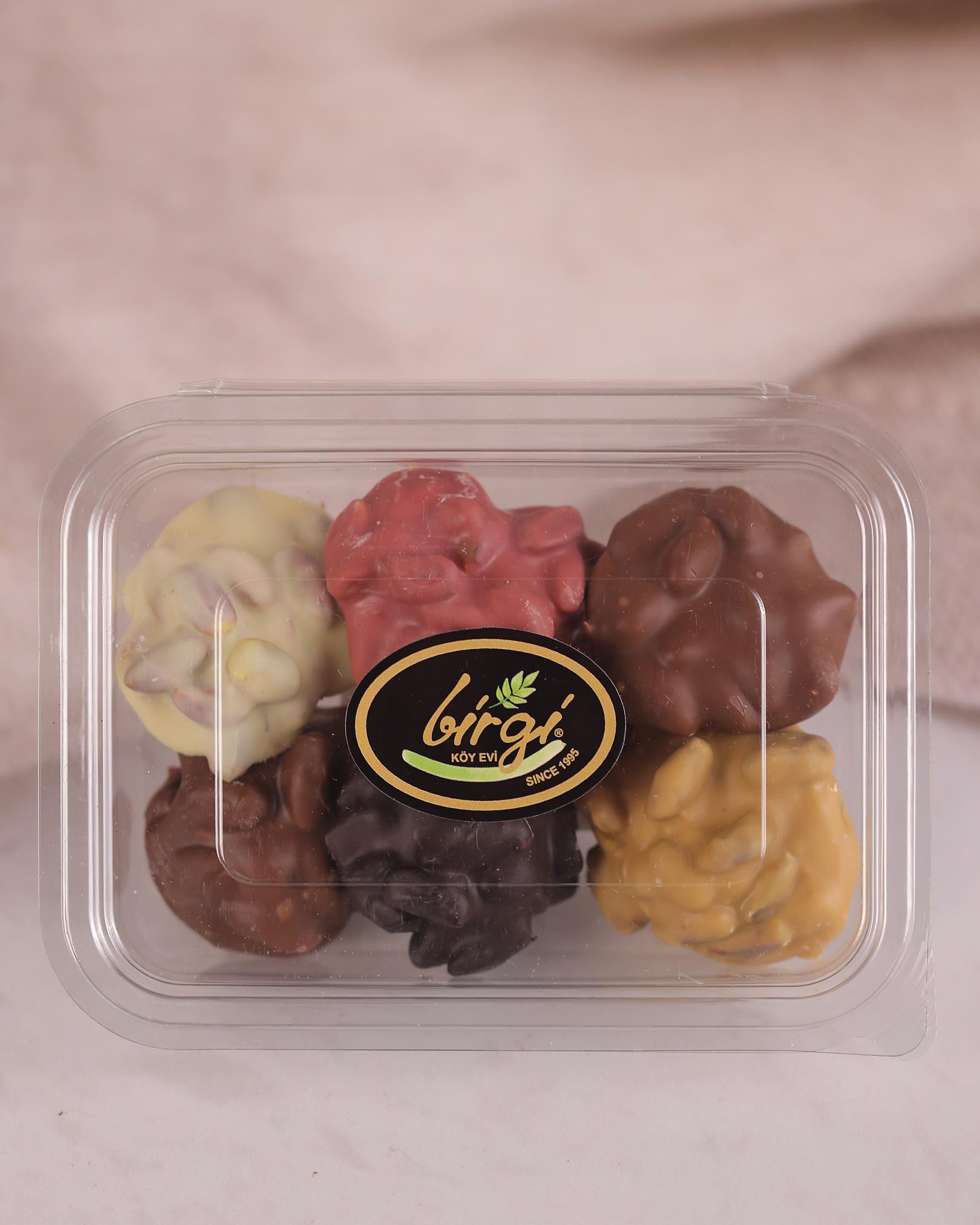Birgi Köy EviHEDİYELİKLERAntep Fıstıklı Çikolata 140 gr – Özel Seri | Birgi Köy Evi