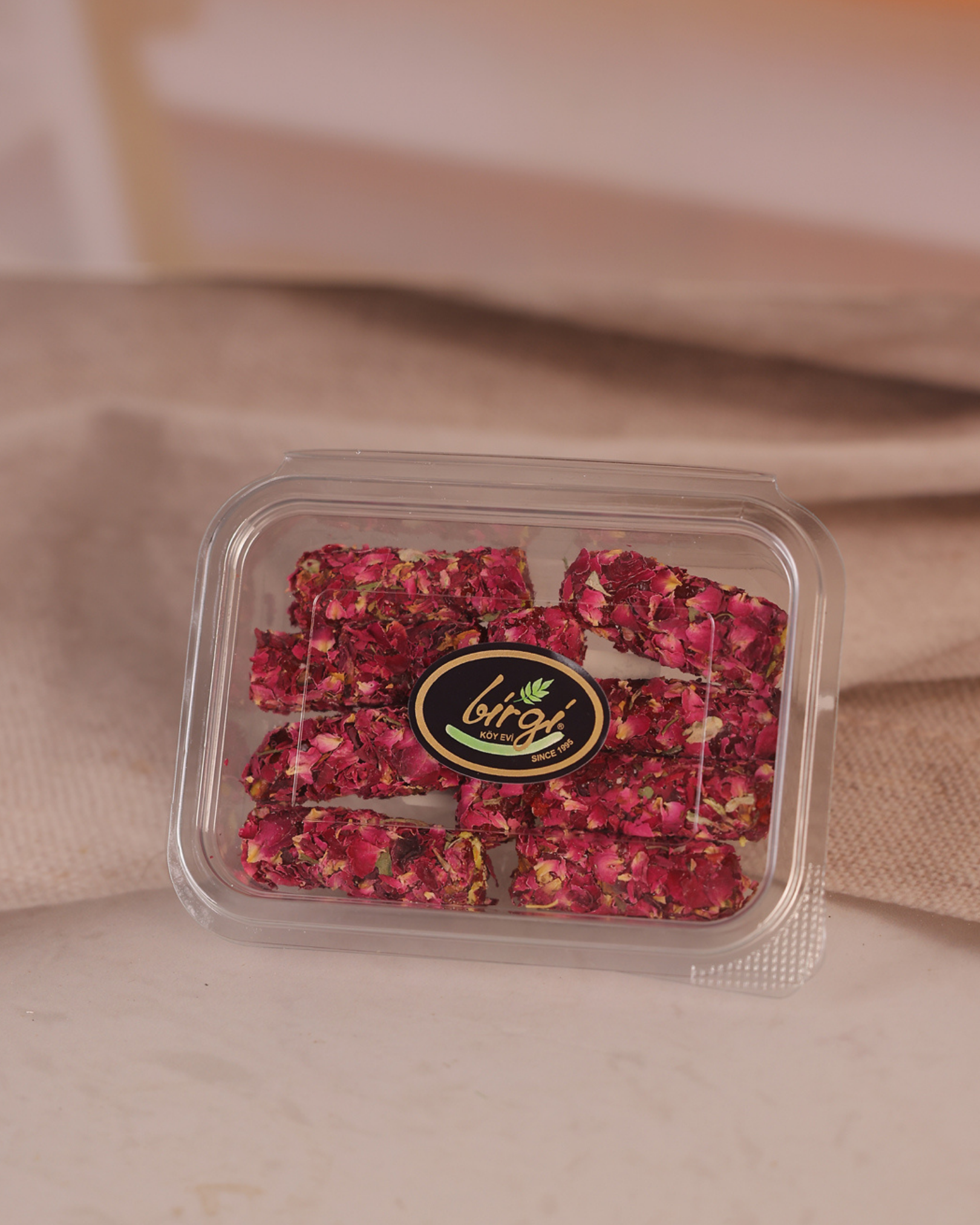 Birgi Köy EviLOKUMLARBirgi Köy Evi Gül Yapraklı ve Antep Fıstıklı Parmak Lokum (200 gr)