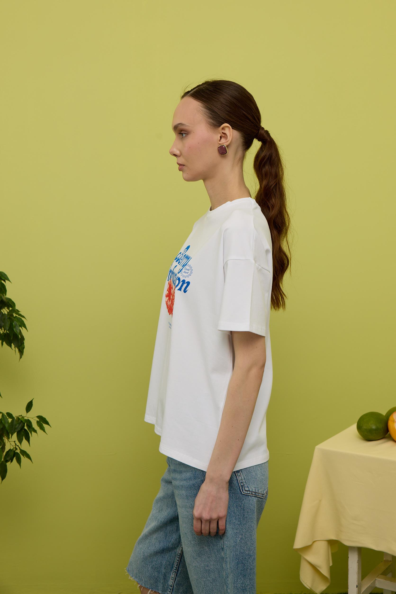 Kadın Beyaz Renk Berry Baskılı Oversize Kısa Kollu T-shirt
