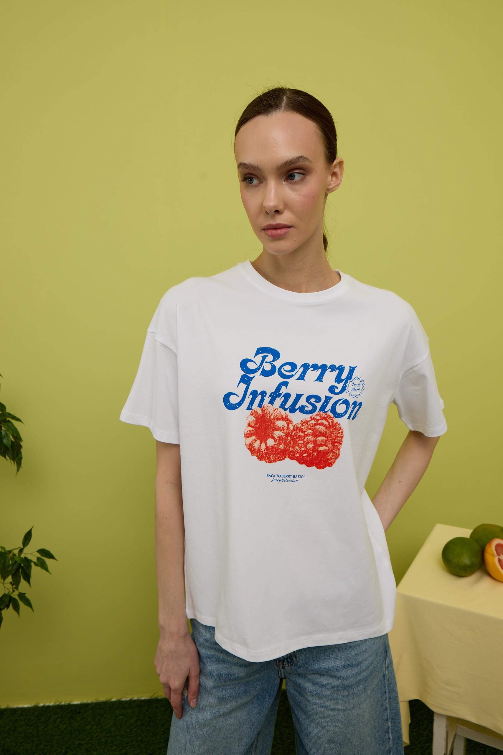 Kadın Beyaz Renk Berry Baskılı Oversize Kısa Kollu T-shirt