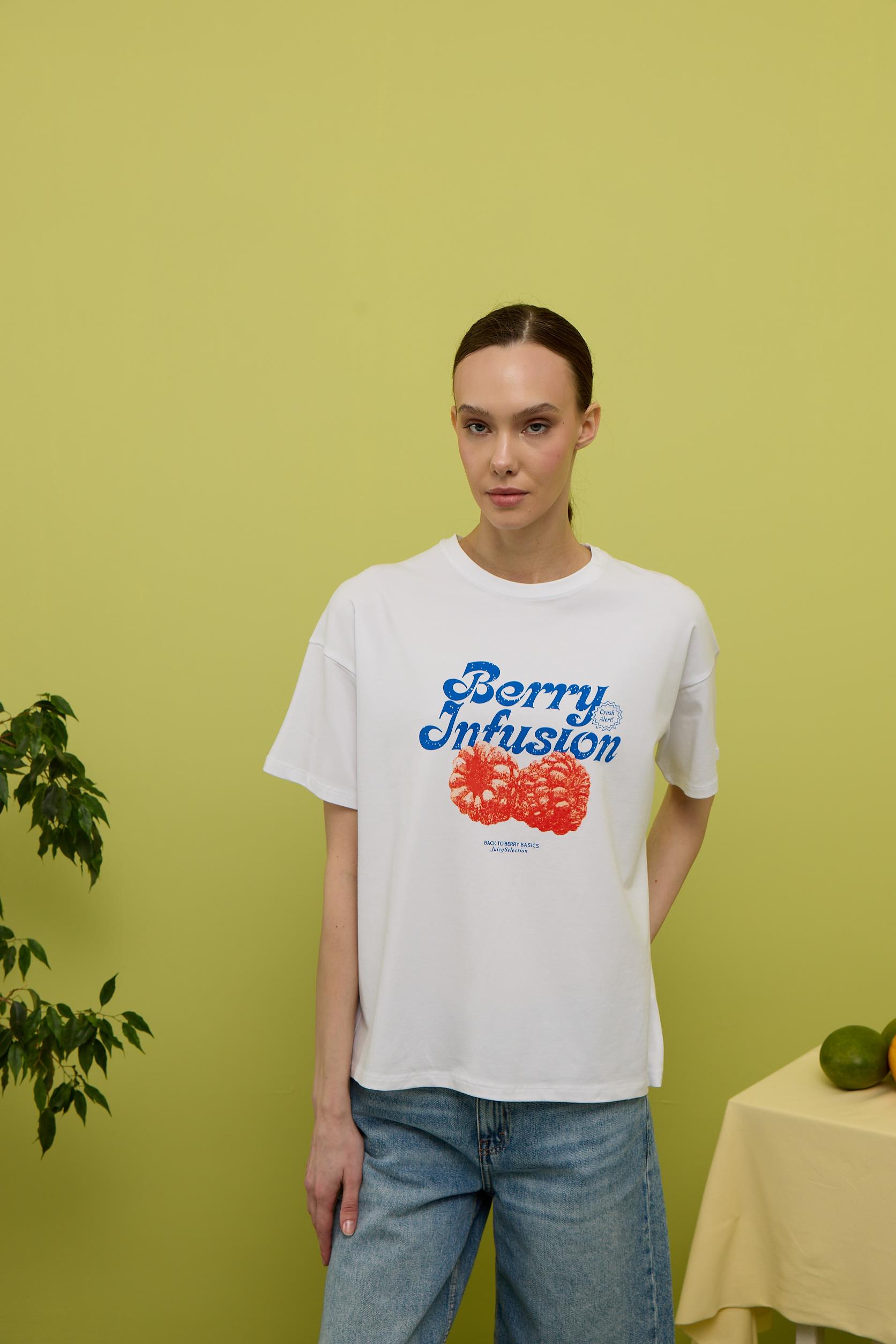 Kadın Beyaz Renk Berry Baskılı Oversize Kısa Kollu T-shirt