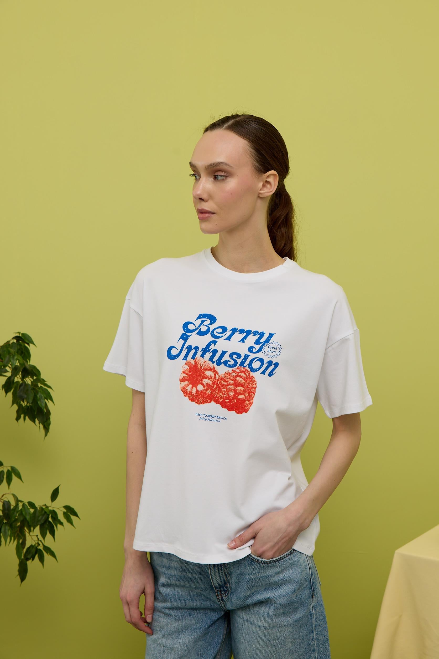 Kadın Beyaz Renk Berry Baskılı Oversize Kısa Kollu T-shirt