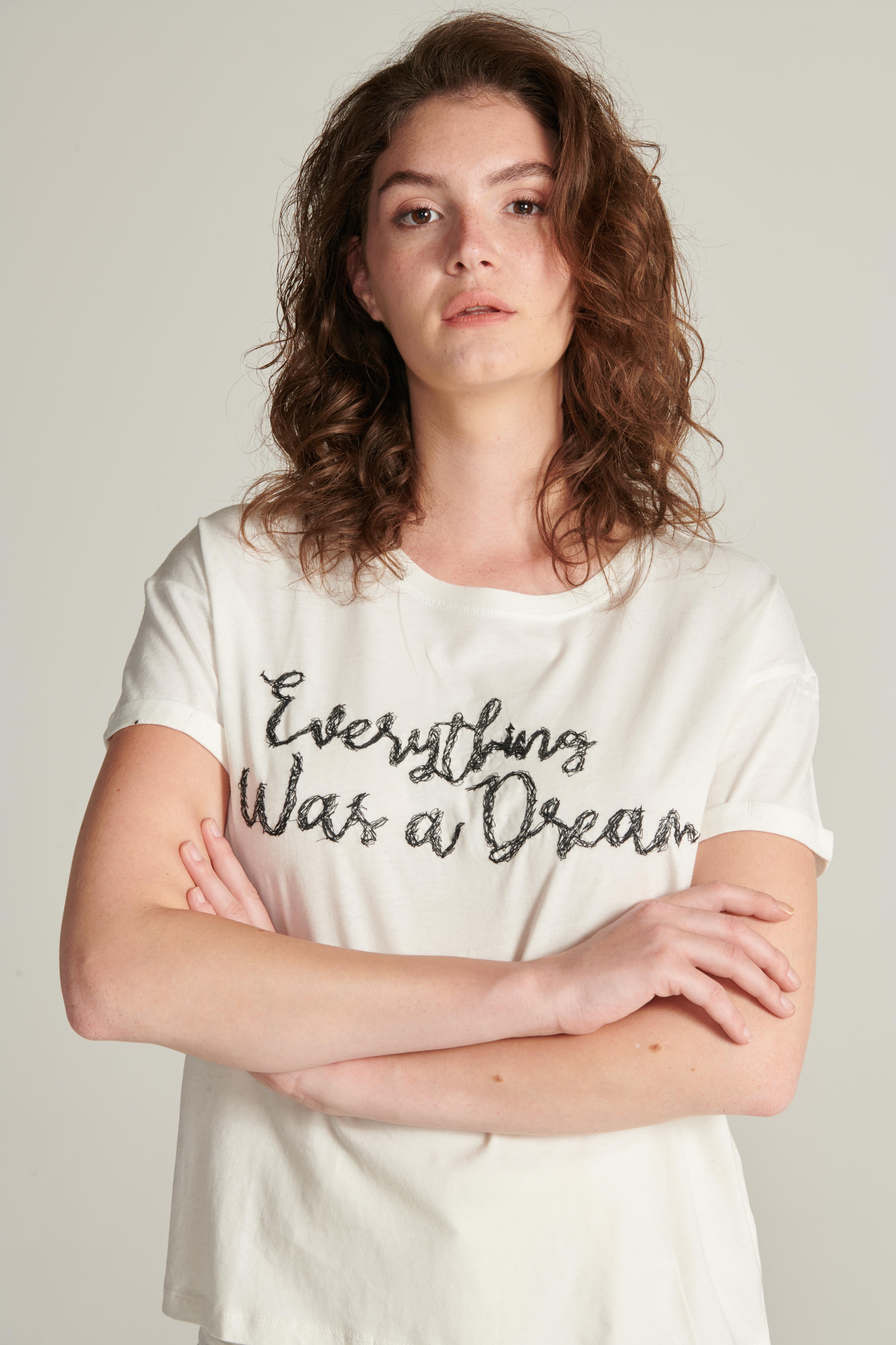Kadın Beyaz Renk Nakış Detaylı Kısa Kollu T-shirt