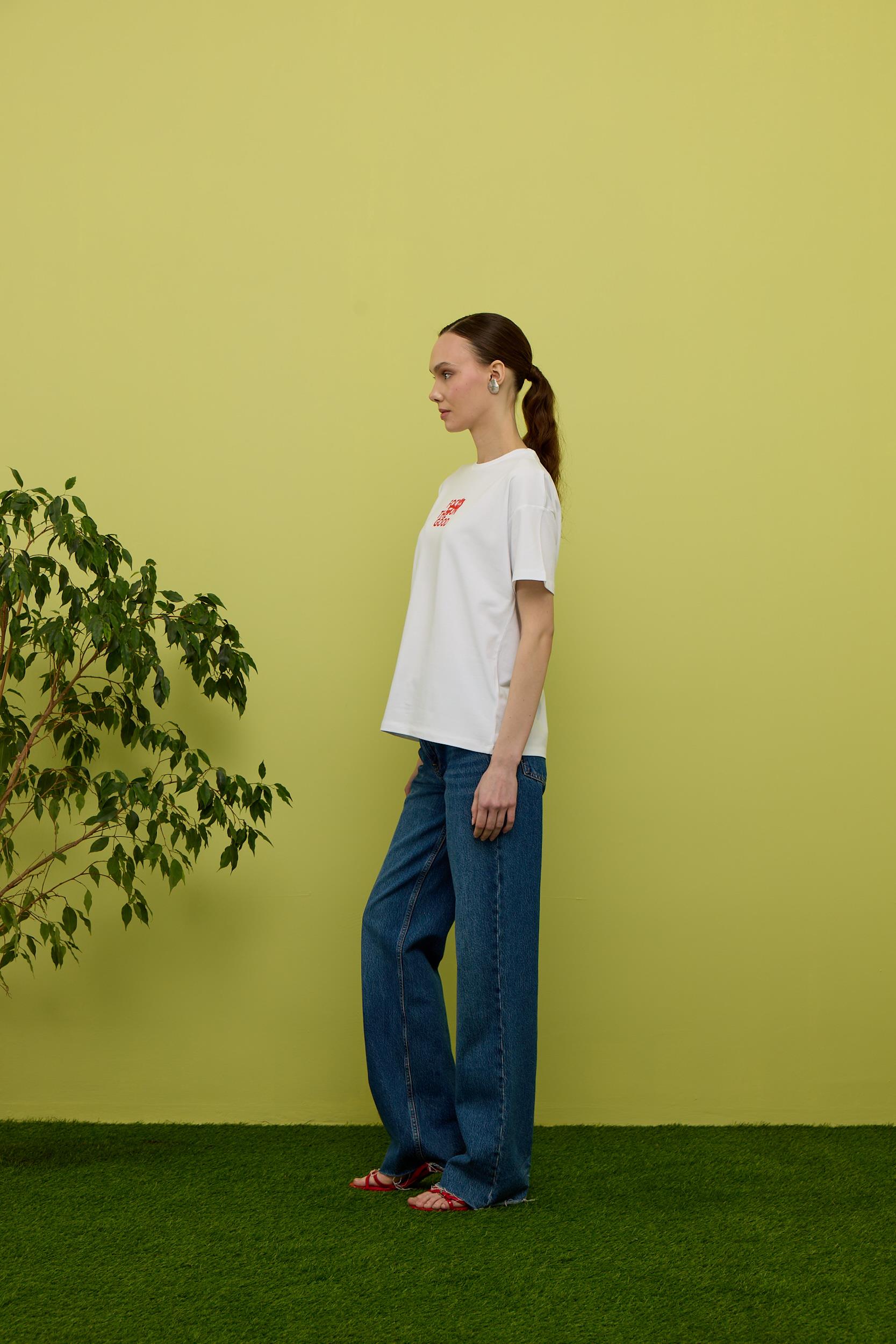 Kadın Beyaz Renk Önü ve Arkası Baskılı Oversize Kısa Kollu Tshirt
