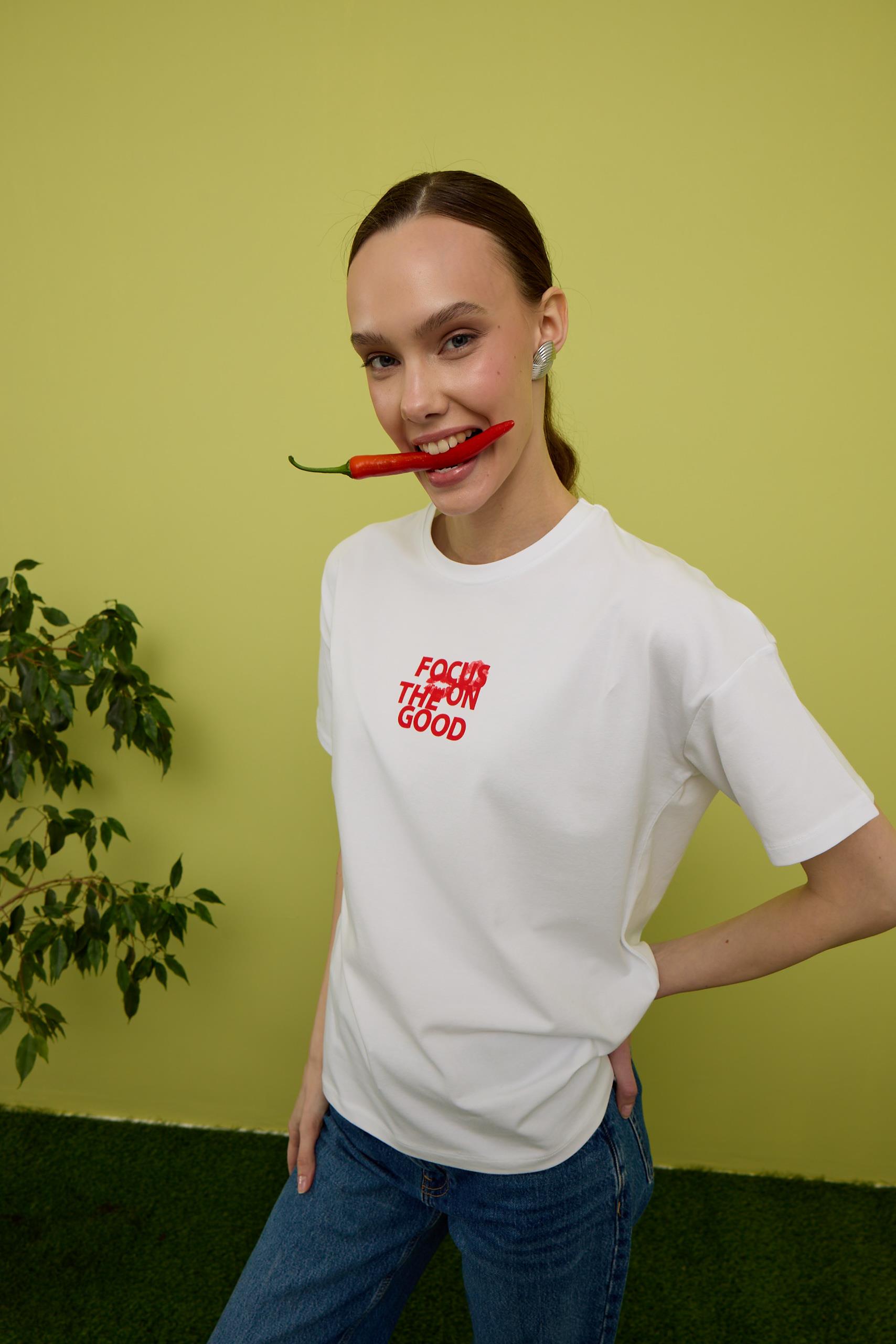 Kadın Beyaz Renk Önü ve Arkası Baskılı Oversize Kısa Kollu Tshirt