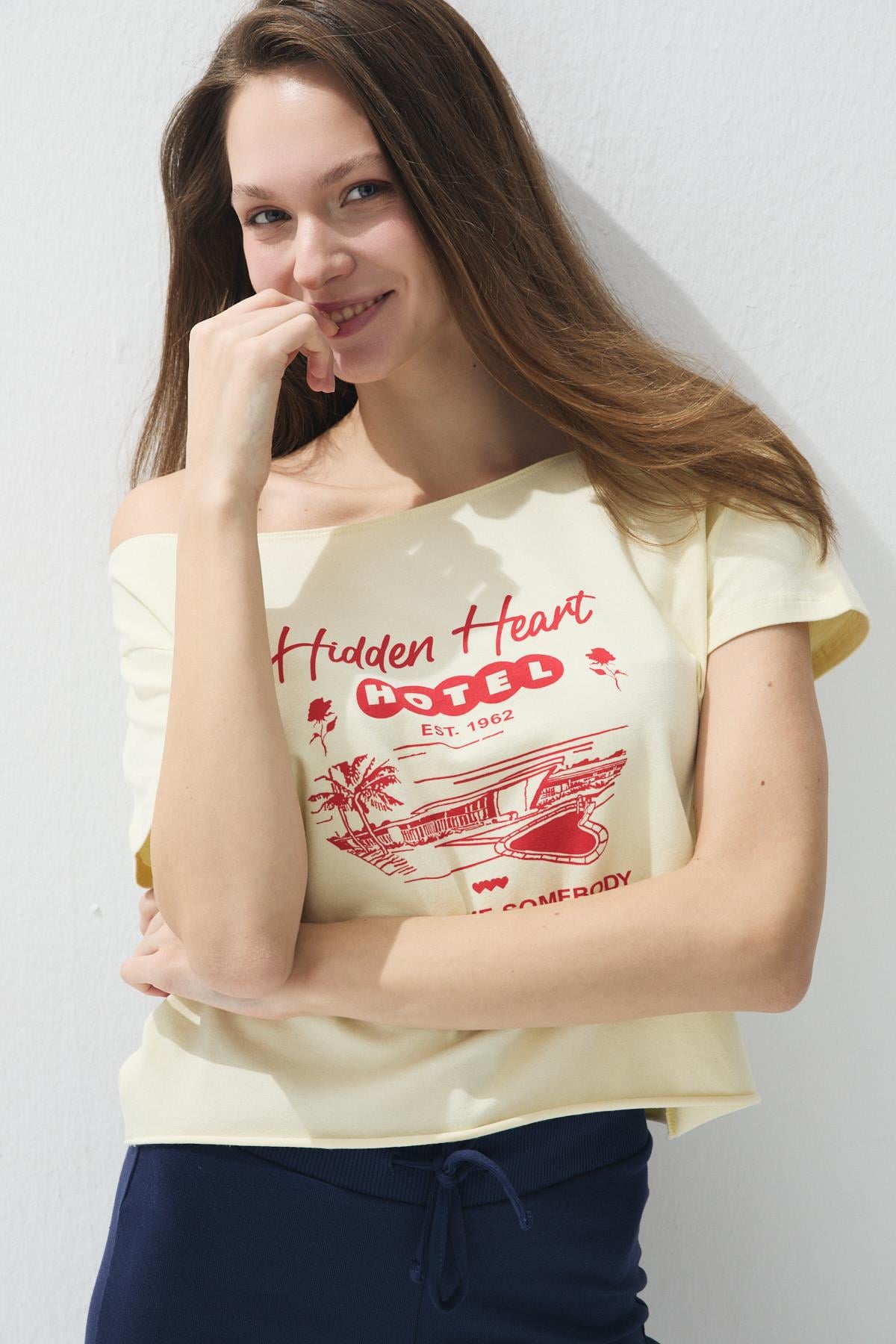 Kadın Butter Renk Baskılı Kayıkçı Yaka Kısa Kollu T-shirt