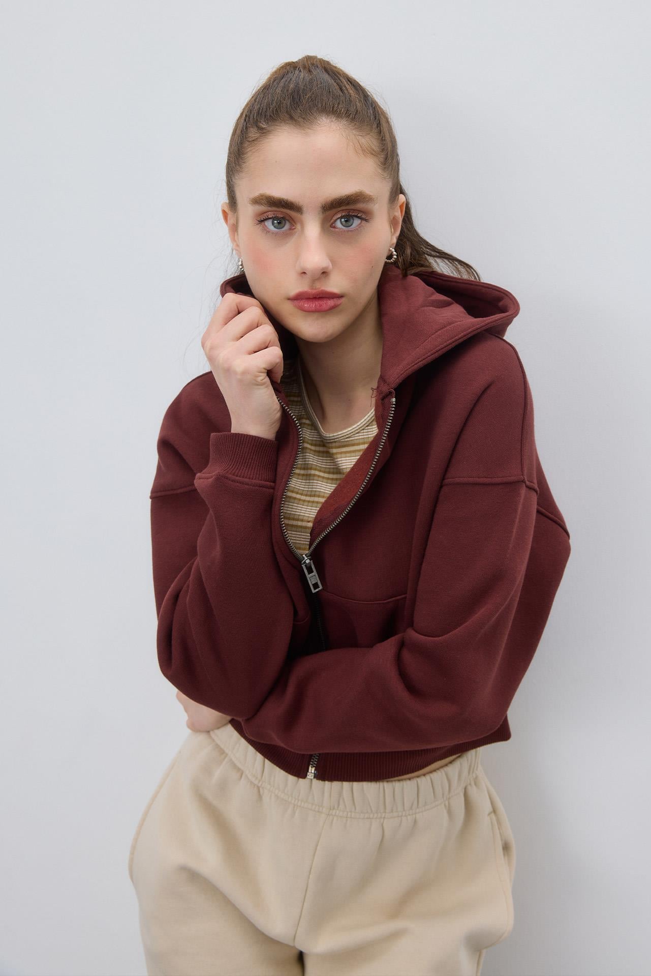 Kadın Çikolata Renk Kapüşonlu Şardonlu Crop Sweatshirt Hırka