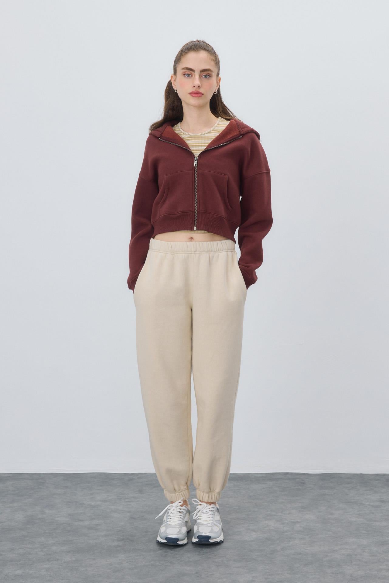 Kadın Çikolata Renk Kapüşonlu Şardonlu Crop Sweatshirt Hırka