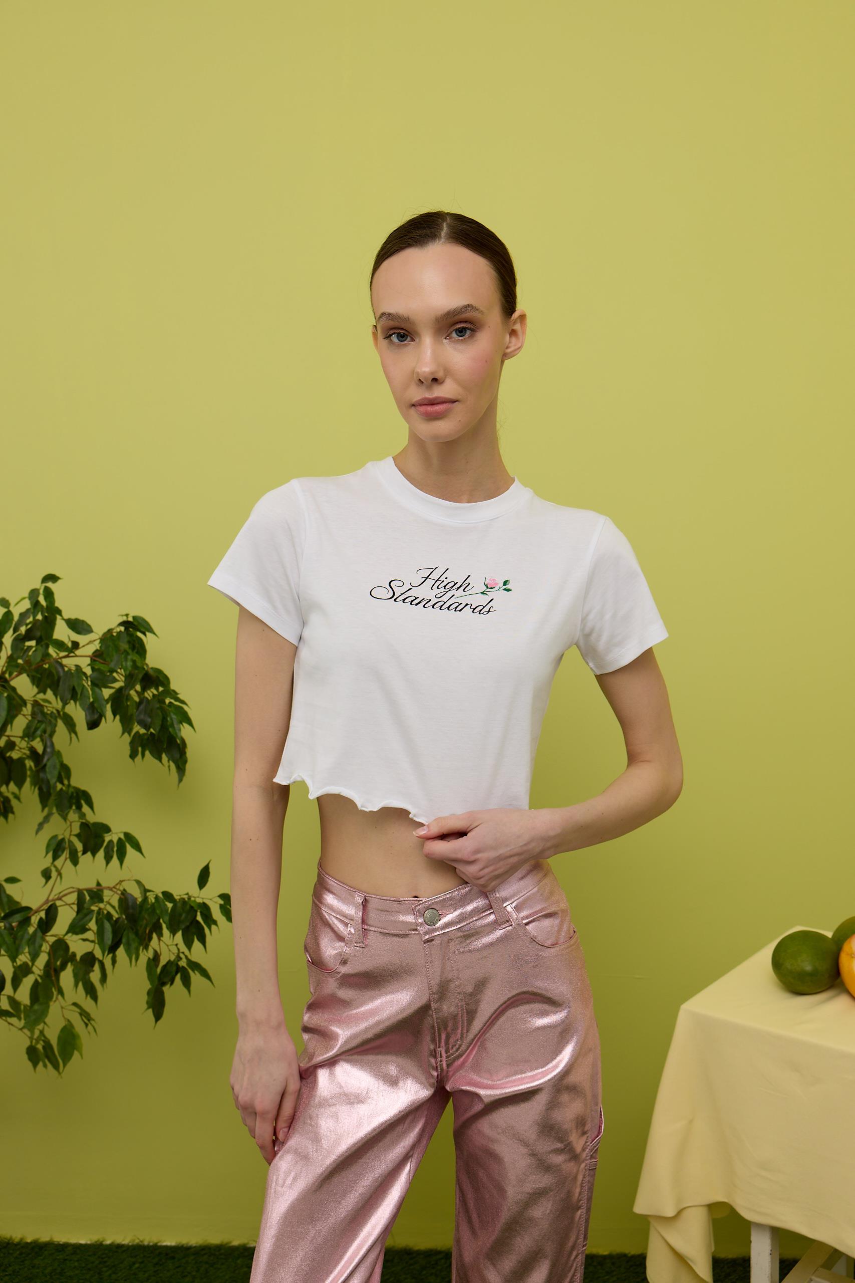 Kadın Ekru Çiçek Baskılı Etek Ucu Fırfırlı Kısa Kollu T-shirt