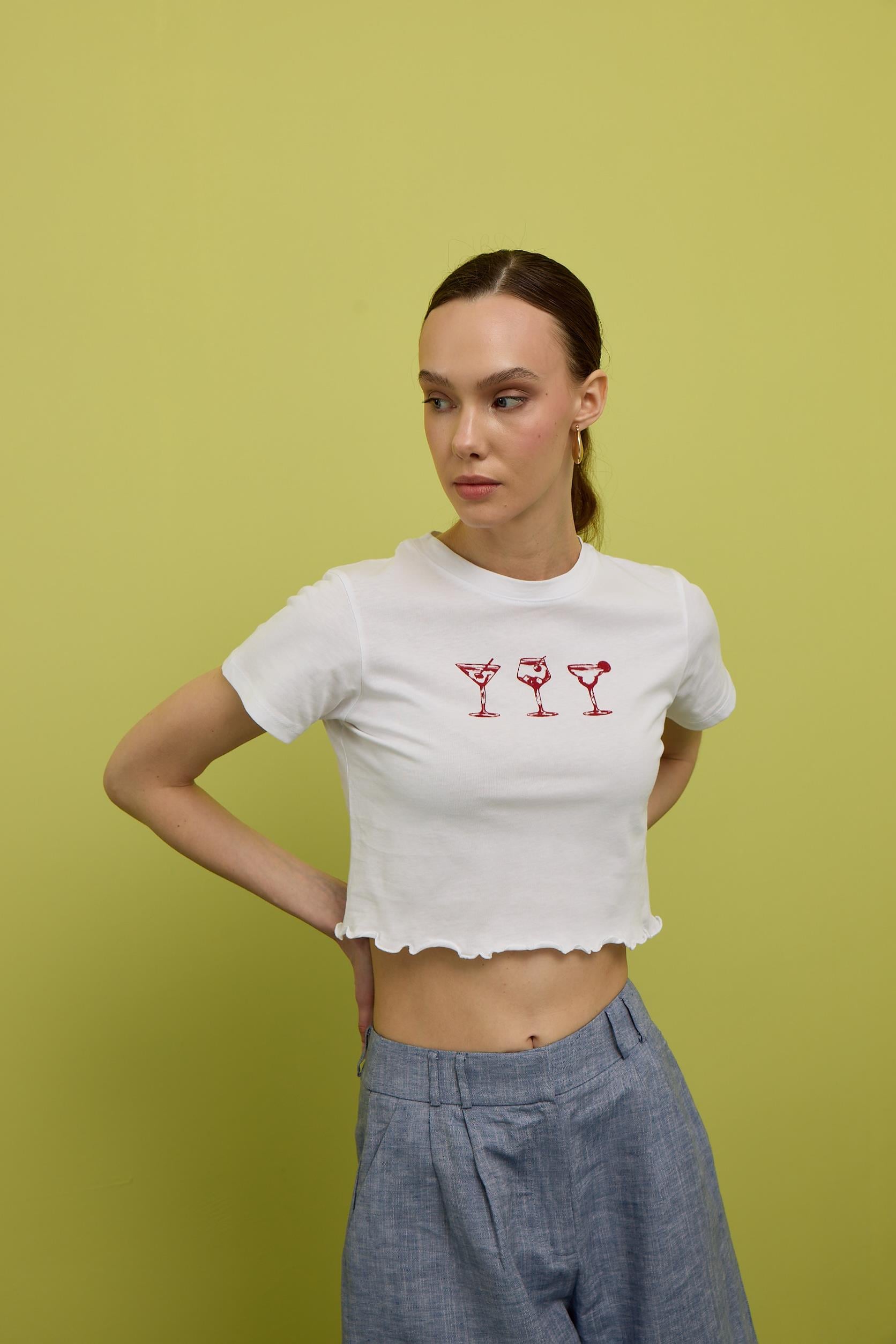 Kadın Ekru Renk Bardak Baskılı Etek Ucu Fırfırlı Kısa Kollu T-shirt