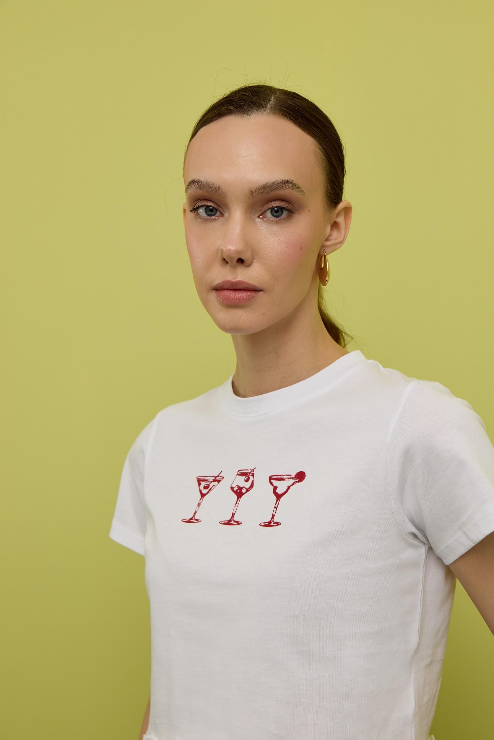 Kadın Ekru Renk Bardak Baskılı Etek Ucu Fırfırlı Kısa Kollu T-shirt