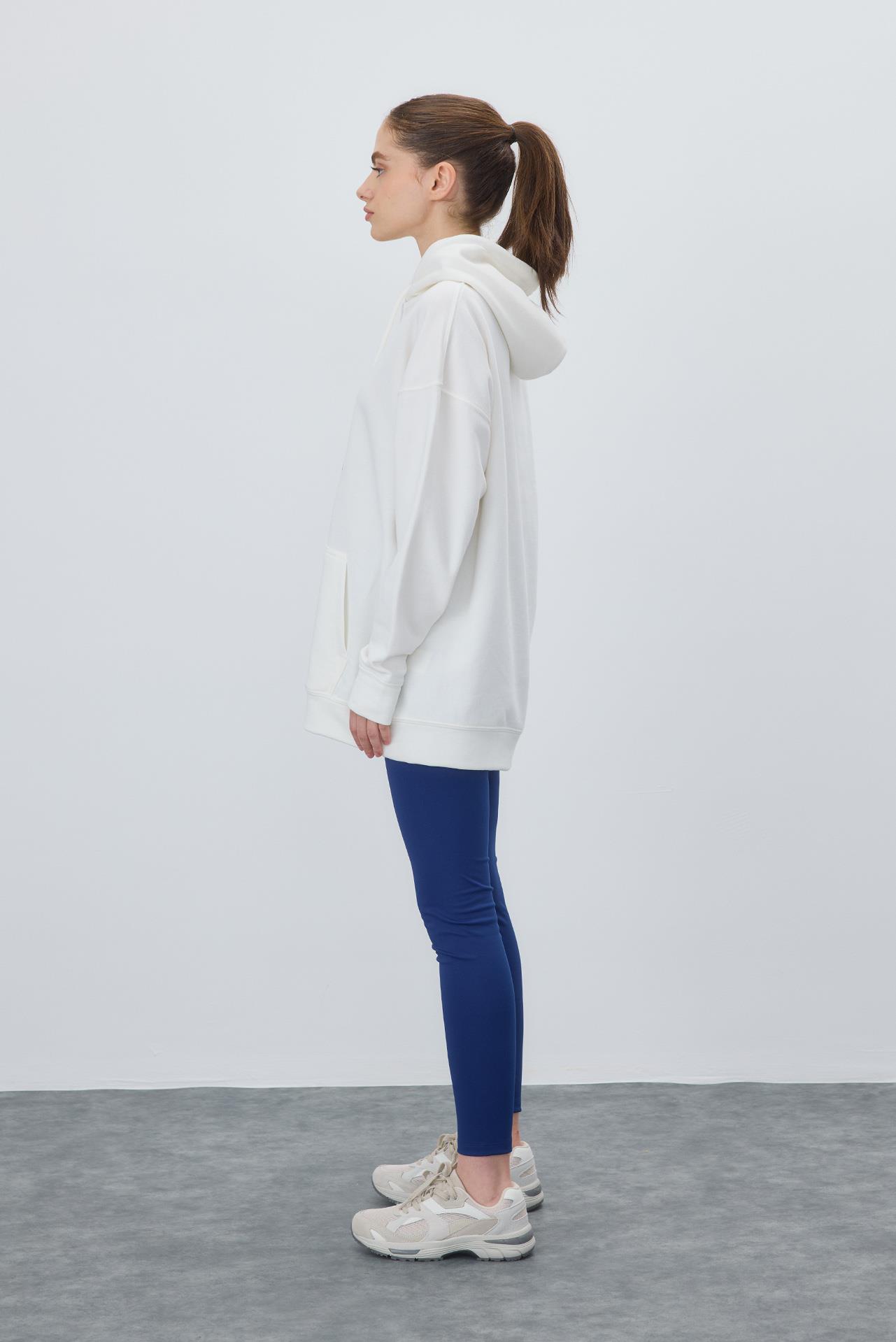 Kadın Ekru Renk Baskılı Kapüşonlu Oversize Sweatshirt