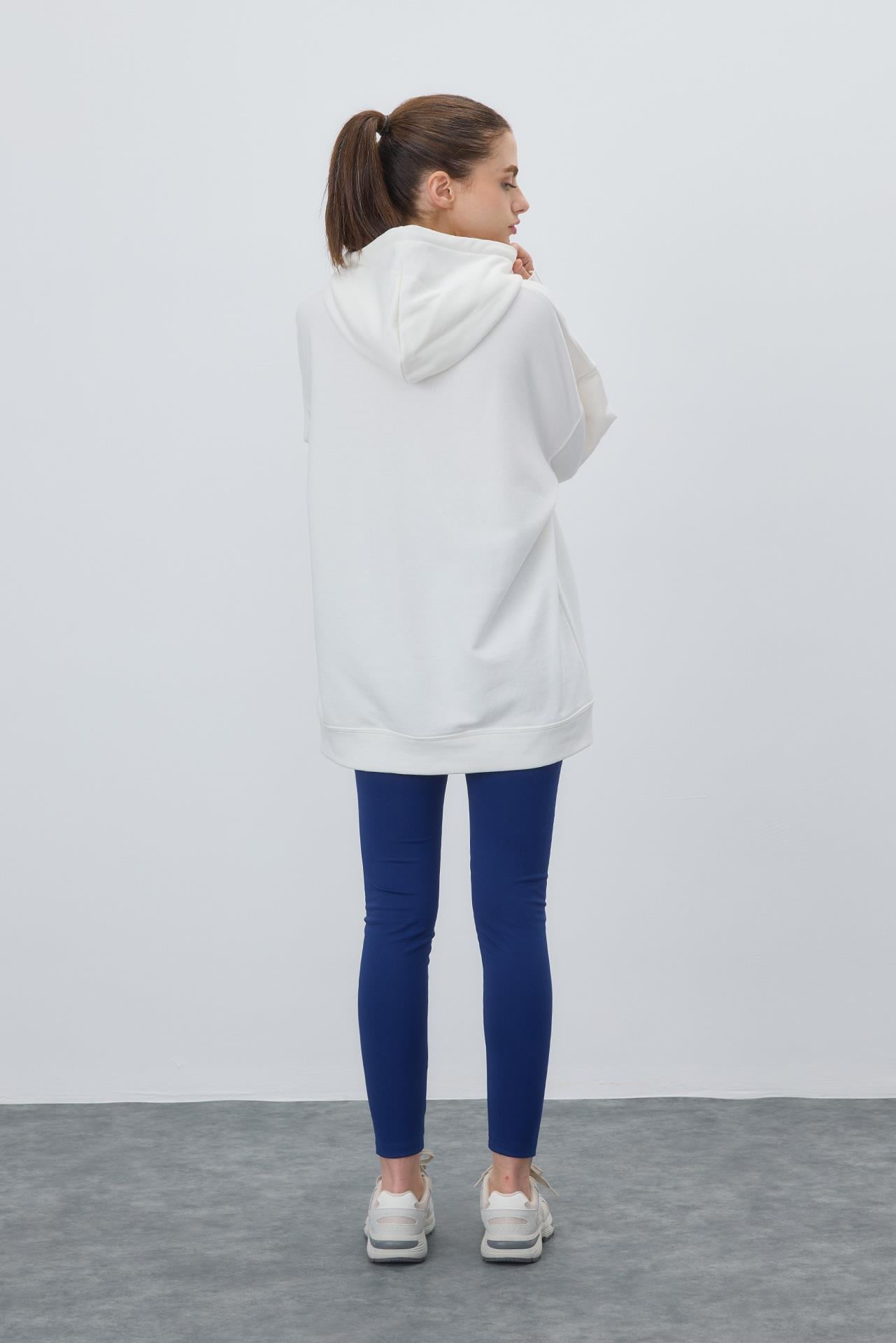 Kadın Ekru Renk Baskılı Kapüşonlu Oversize Sweatshirt