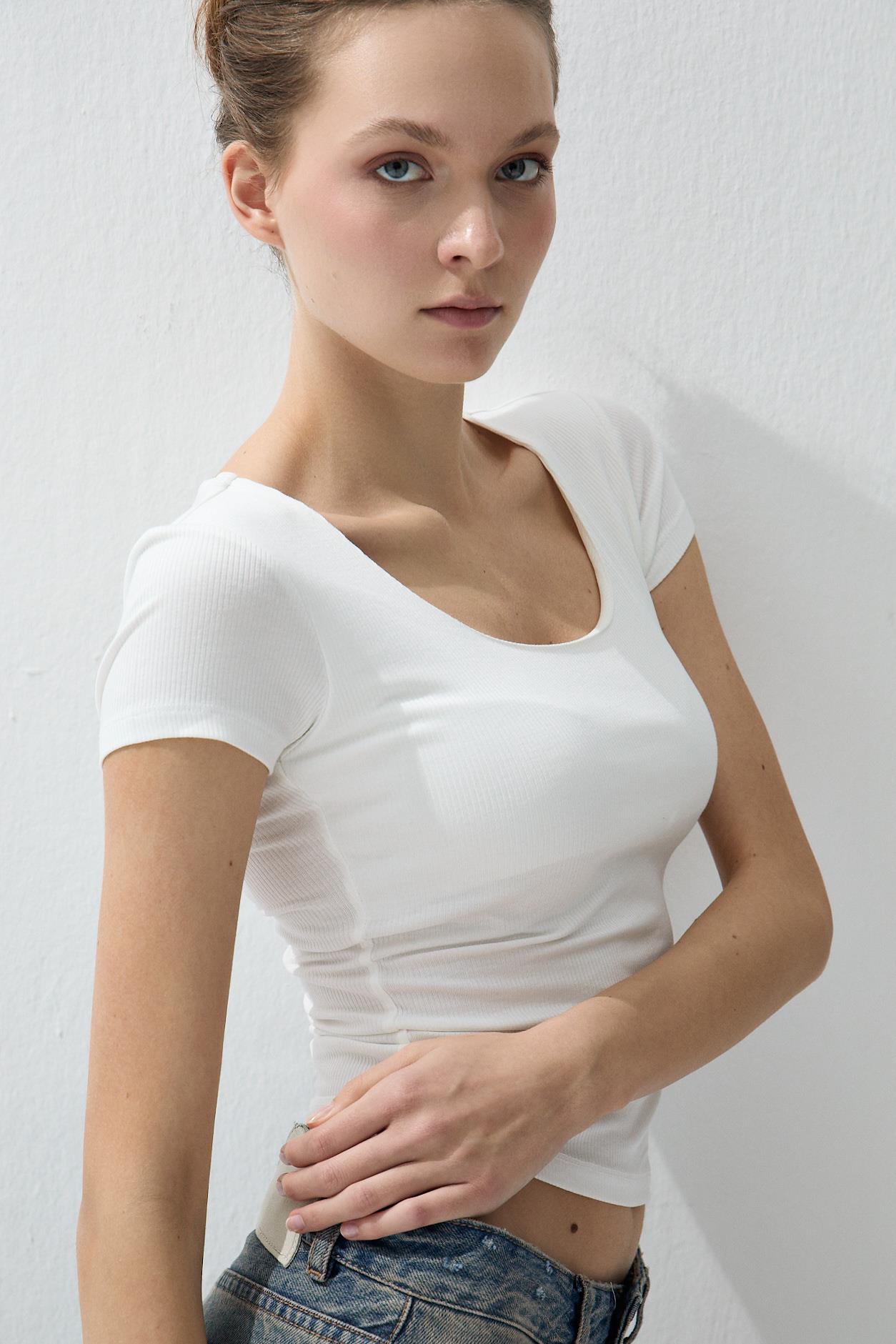 Kadın Ekru Renk Kare Yakalı Kısa Kollu T-shirt