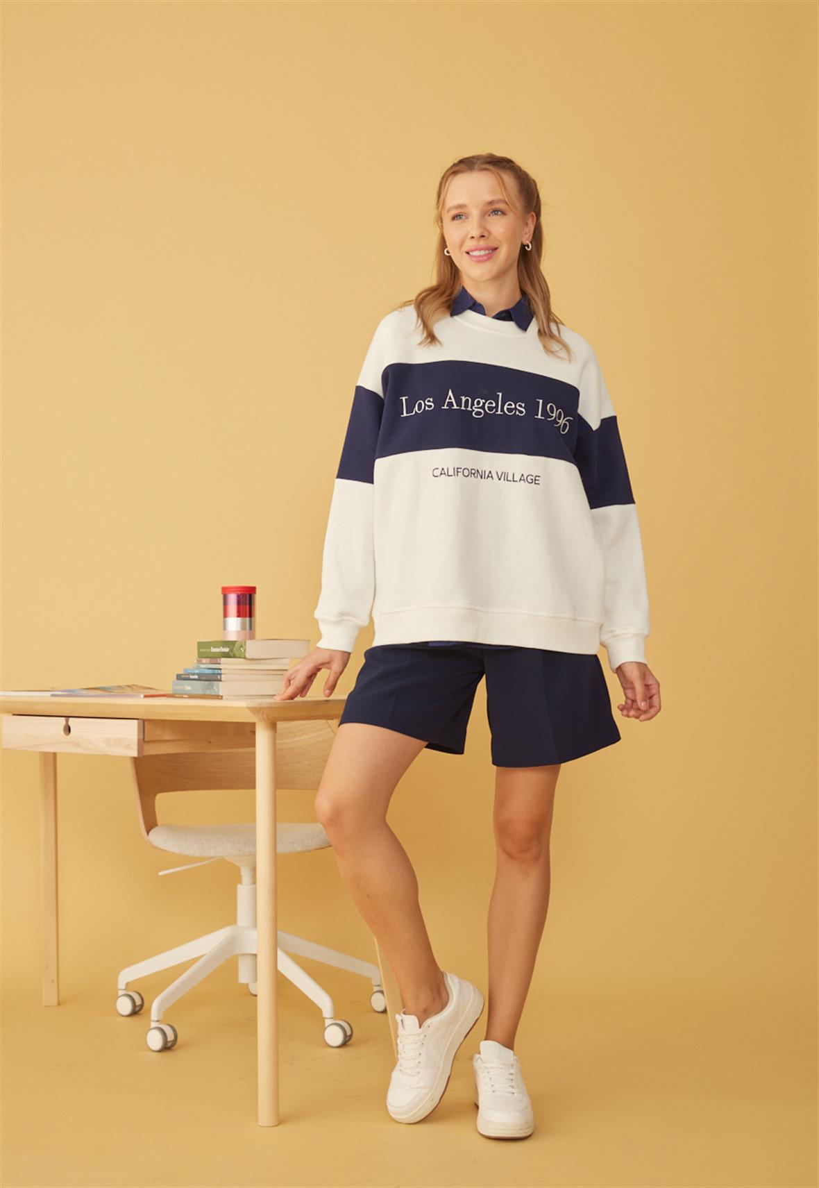 Kadın Ekru Renk Lacivert Detaylı Los Angeles Baskılı Sweatshirt